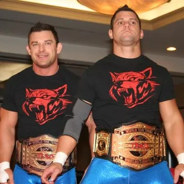 Wolves (Davey Richards & Eddie Edwards)大卫·理查德兹 & 艾迪·爱德华兹