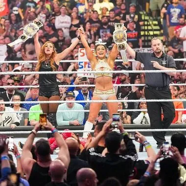 Becky Lynch & Lyra Valkyria贝基·林奇 & 莱拉·瓦尔基里亚